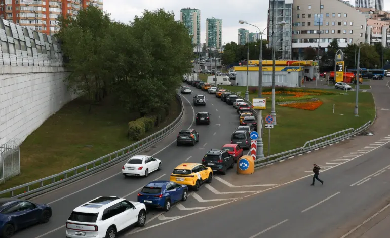 Cars queue to refuel at a Rosneft fuel station amid fuel shortages following recent series of Ukrainian air attacks on oil refineries in Russian regions and further gasoline production cuts, in the course of the Russia-Ukraine conflict, in Moscow, Russia, August 17, 2026. Anastasia Barashkova