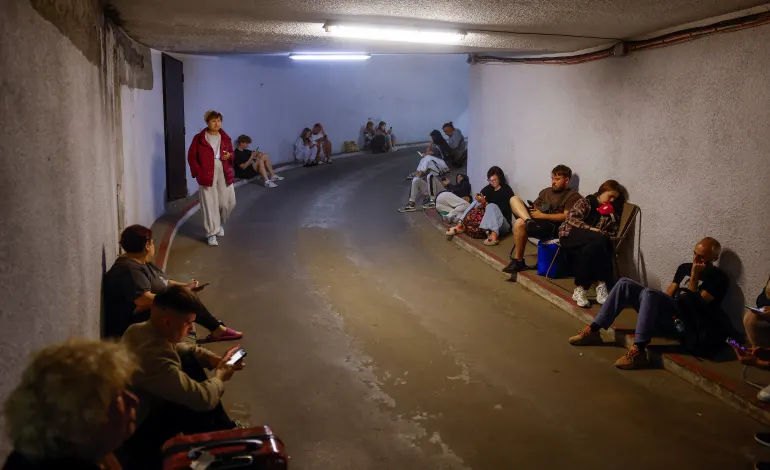 People take shelter inside an underground parking during Russian missile and drone strikes, amid Russia's attack on Ukraine, in Kyiv, Ukraine August 20, 2026. REUTERS/Valentyn Ogirenko