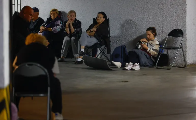 People take shelter inside an underground parking during Russian missile and drone strikes, amid Russia's attack on Ukraine, in Kyiv, Ukraine August 20, 2026. REUTERS/Valentyn Ogirenko