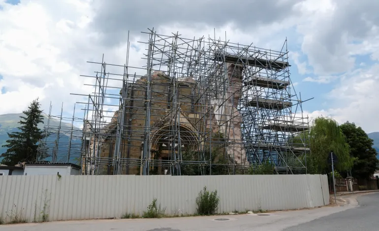 Scaffolding surrounds the church of Sant’Agostino ten years after an earthquake devastated Amatrice, central Italy, August 8, 2026. REUTERS/Crispian Balmer