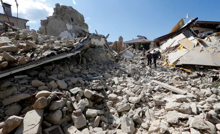 Rescuers work on collapsed buildings following an earthquake in Amatrice, central Italy, August 24, 2016. REUTERS/Ciro De Luca/File Photo