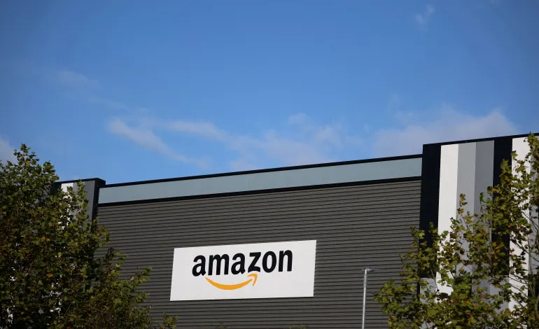 Amazon logo outside an Amazon warehouse in Manchester, Britain, October 28, 2025. REUTERS/Phil Noble/File Photo
