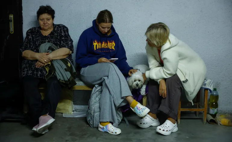 People take shelter inside an underground parking during Russian missile and drone strikes, amid Russia's attack on Ukraine, in Kyiv, Ukraine August 20, 2026. REUTERS/Valentyn Ogirenko